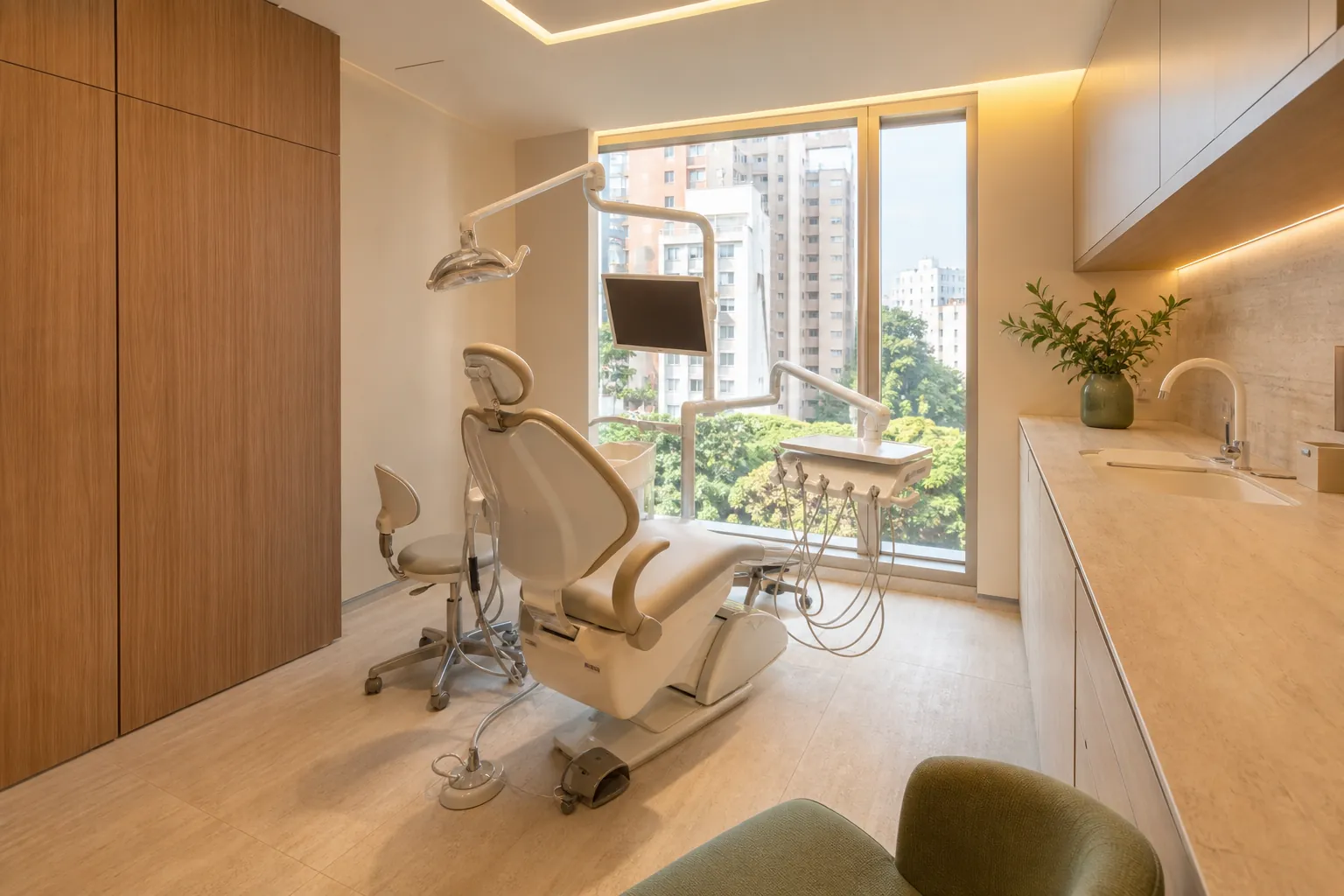 Consultório da Alva Odontologia com luz natural, madeira clara e equipamentos modernos