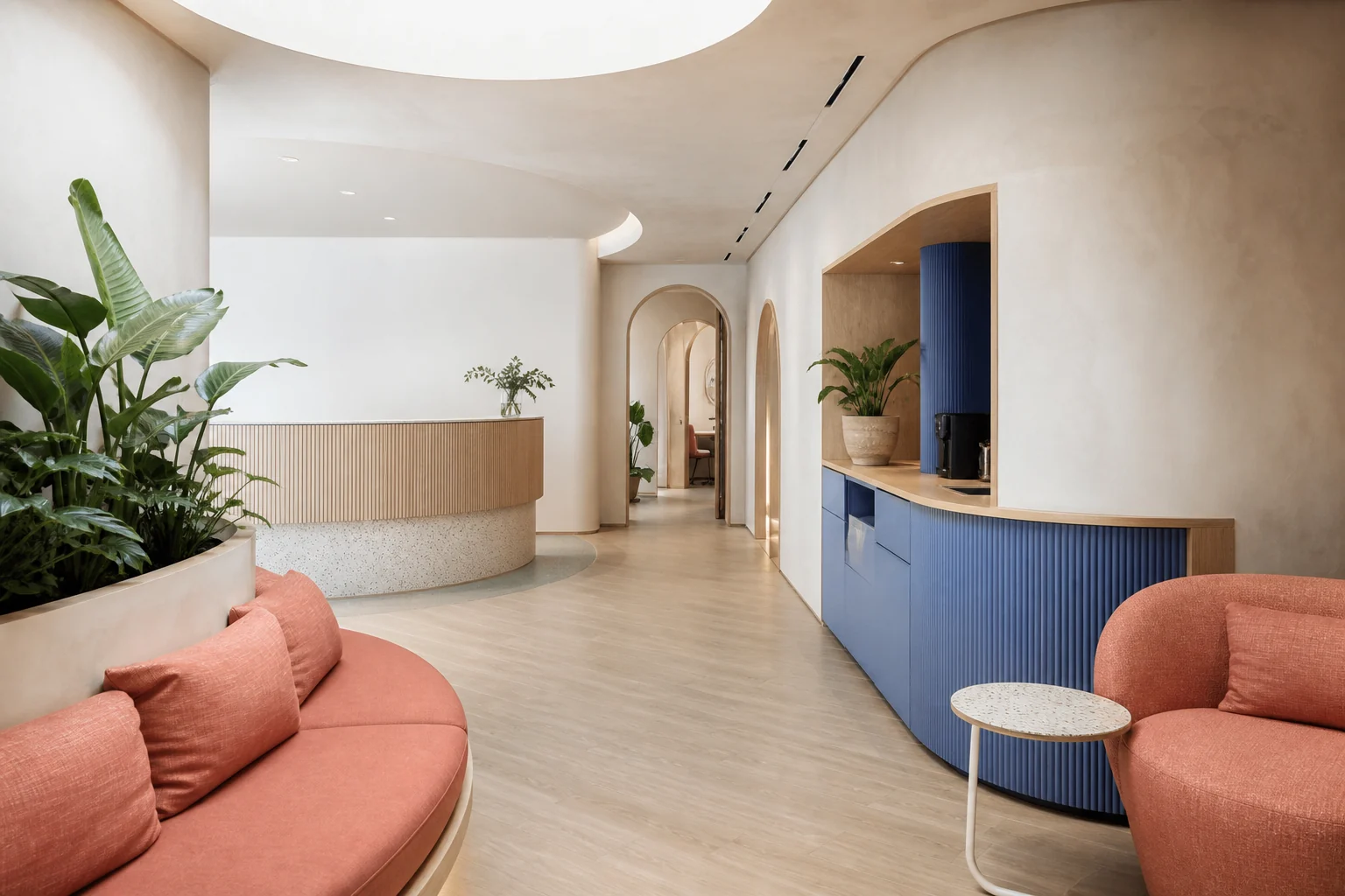 Recepção contemporânea da Orbe com formas curvas, assentos coral e detalhes em azul