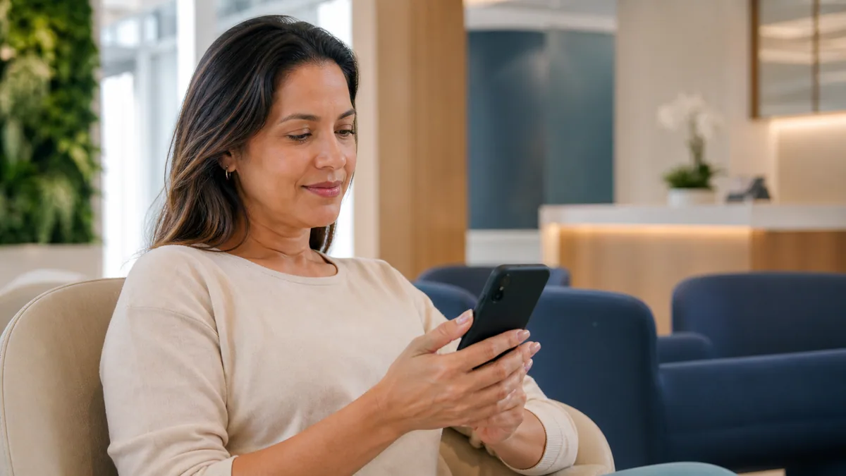 Paciente conhecendo uma clínica odontológica pelo celular